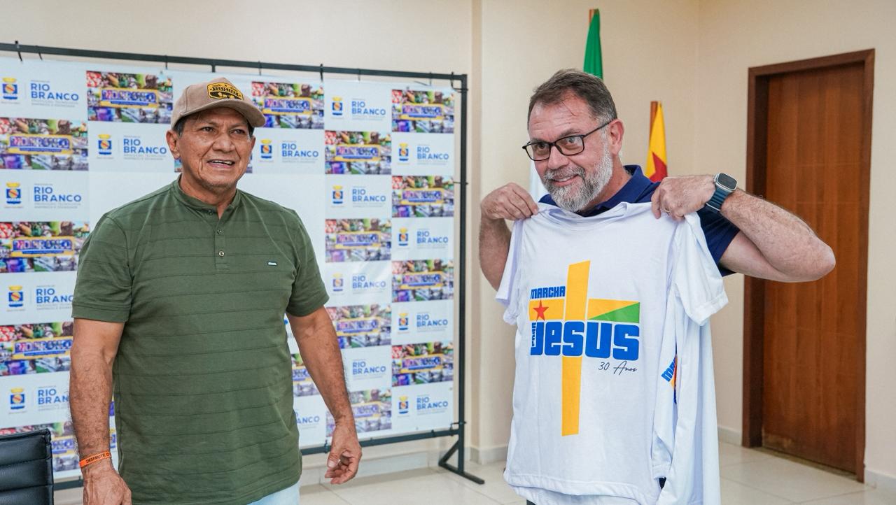 Foto do apóstolo Edgar e do prefeito Alysson Bestene