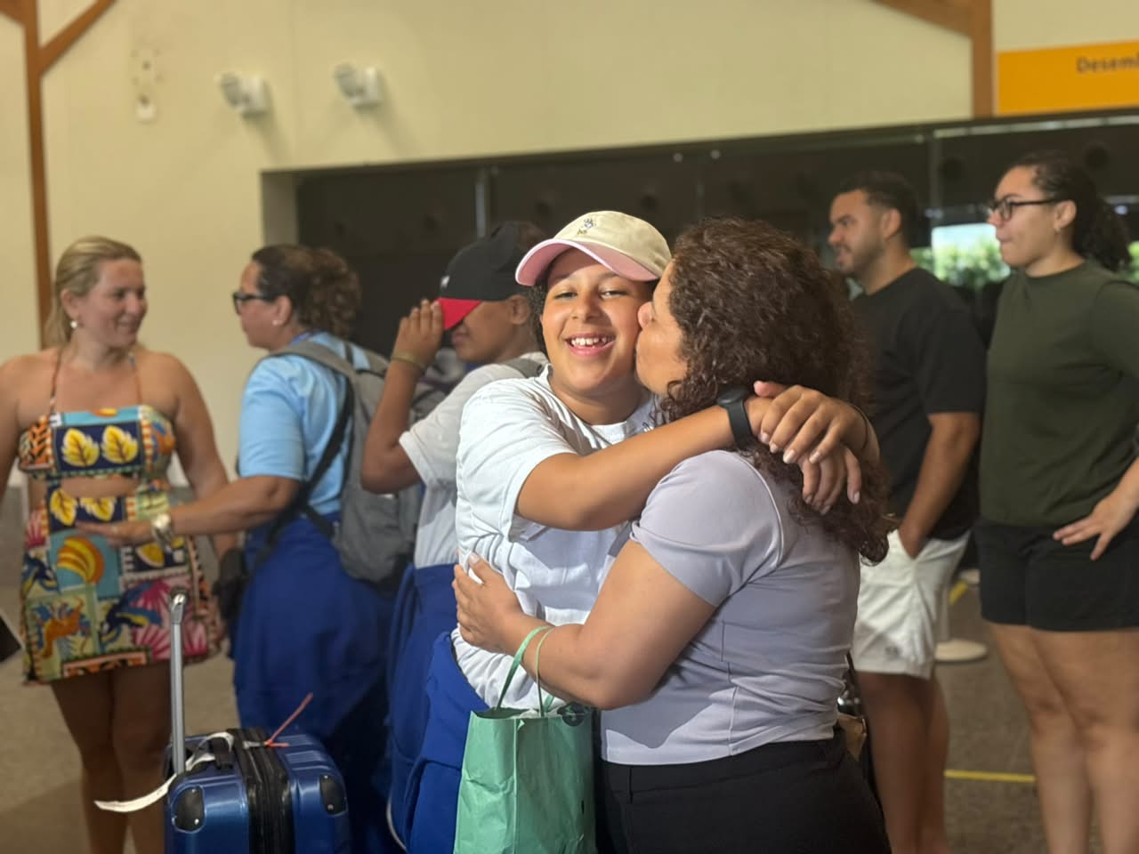 Familiares recebendo os estudantes no aeroporto