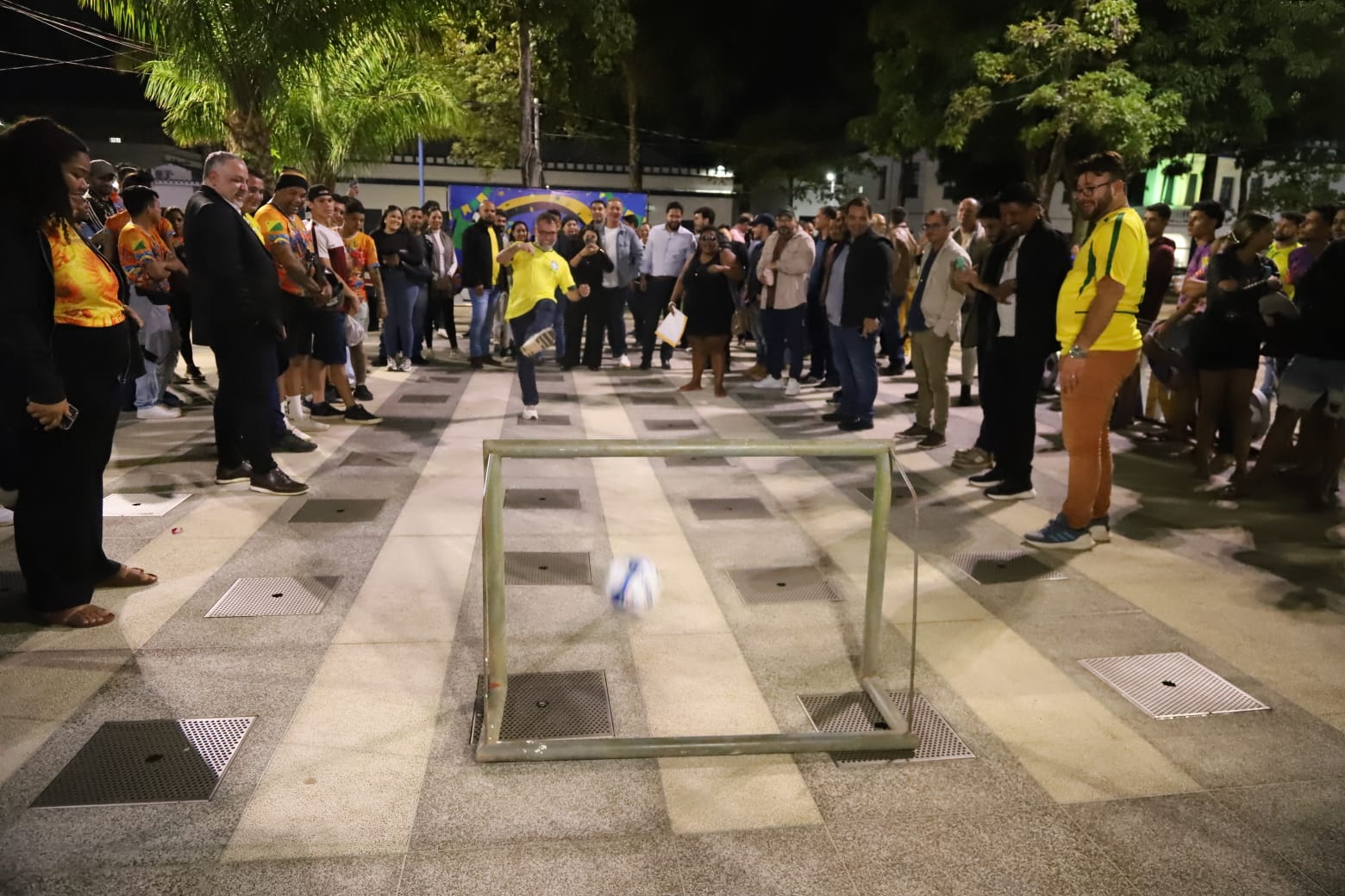 Foto do prefeito Alysson jogando um pênalti