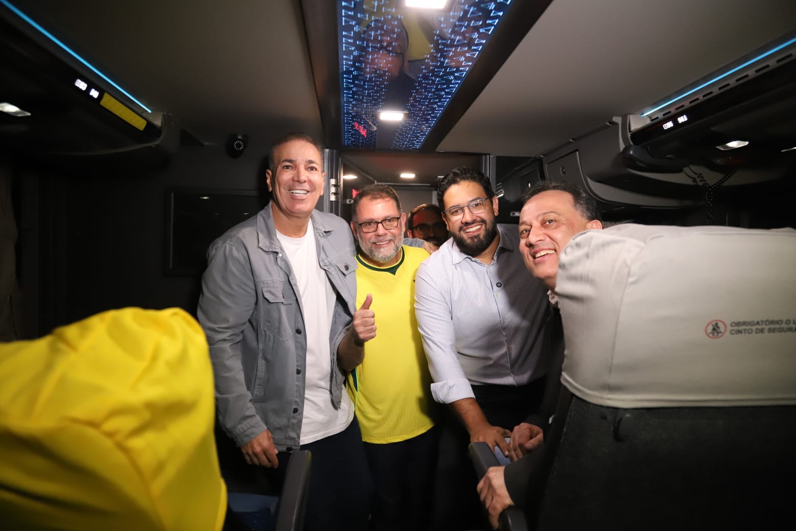 Foto do prefeito Alysson no ônibus