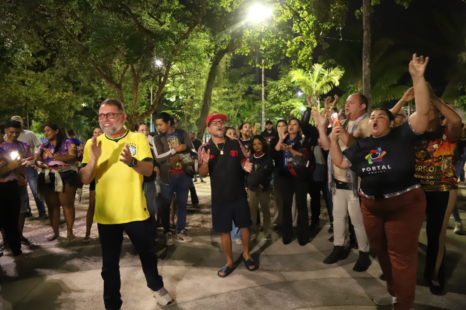 Foto do prefeito e a população no lançamento do Rio Branco Torce Junto