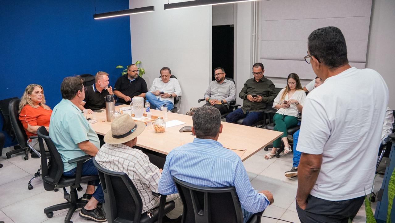O encontro, coordenado pelo prefeito Alysson Bestene, teve como objetivo avaliar os resultados da primeira etapa da iniciativa e planejar as próximas ações que serão executadas em diferentes regiões da capital. (Foto: Samuel Moura/Secom)