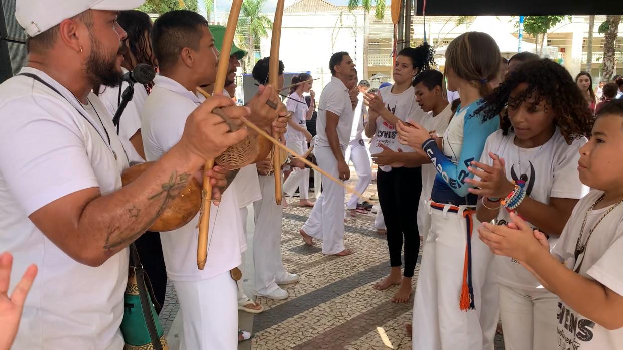 Entre as atrações, o grupo de capoeira Celeiro de Bamba ganhou destaque ao mostrar o trabalho realizado com crianças e adolescentes em diferentes bairros da cidade. (Foto: Kátia Farias/Secom)
