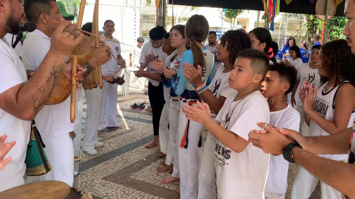 Durante a programação, os alunos fizeram apresentações de capoeira, manifestação cultural afro-brasileira que mistura luta, dança, música e esporte, reconhecida pela UNESCO como Patrimônio Cultural Imaterial da Humanidade. (Foto: Kátia Farias/Secom)