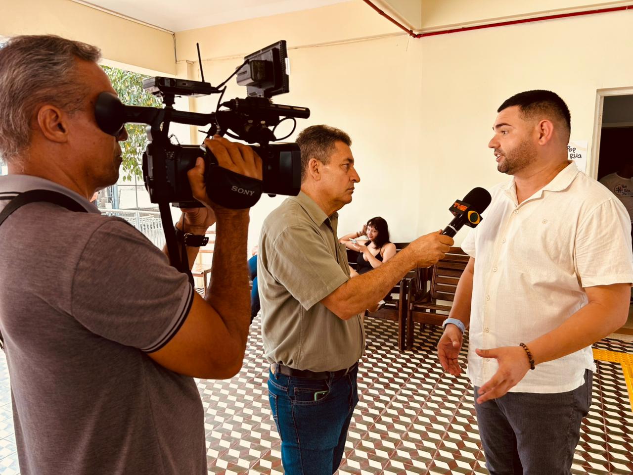 Foto do Ivan Ferreira sendo entrevistado