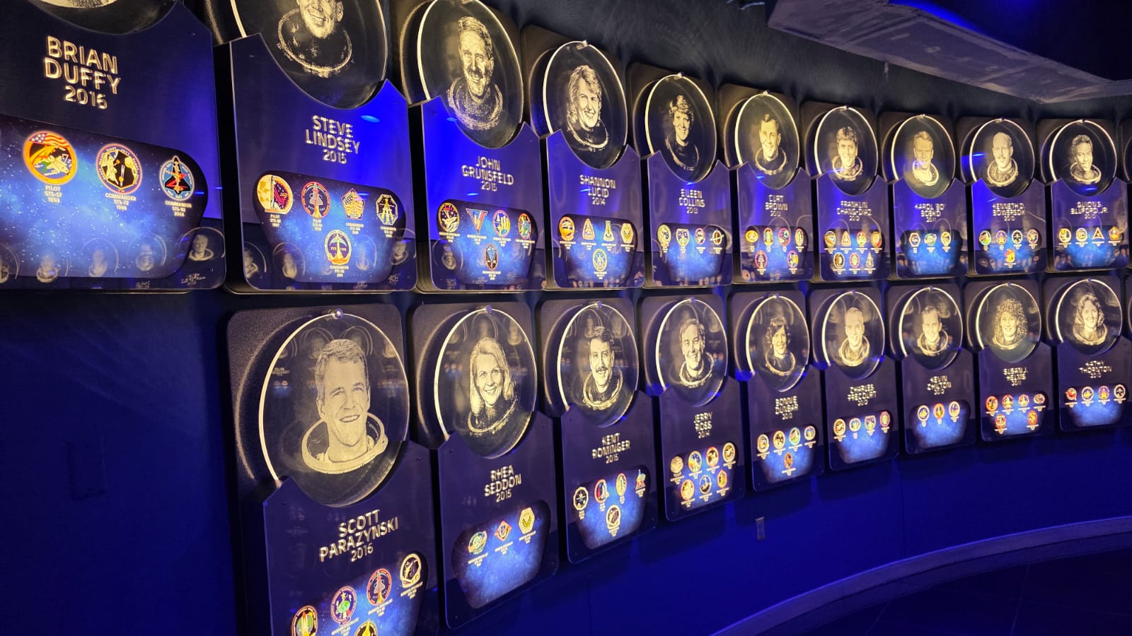 Foto da parede com fotos dos astronautas americanos