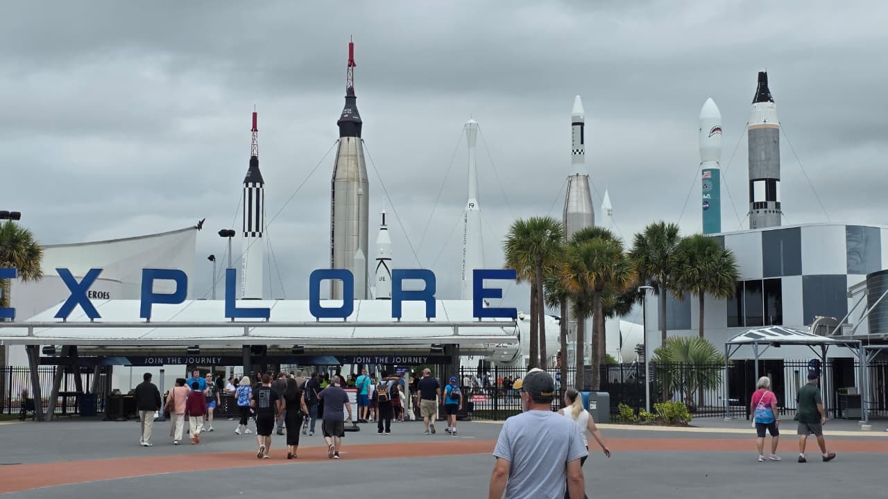 Foto da fachada do Kennedy Space Center