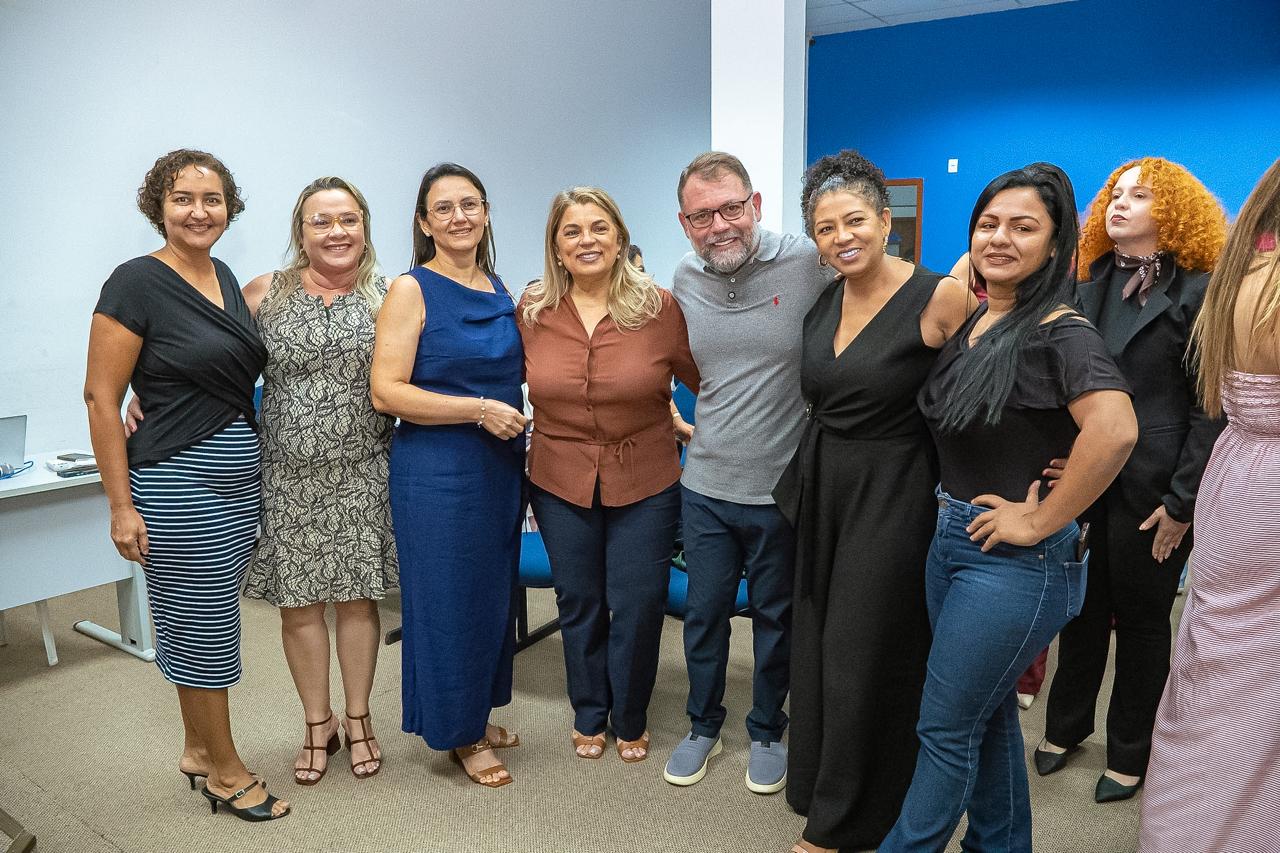 Foto de servidoras da Educação Muniicpal com o prefeito e a secretária municipal de Educação