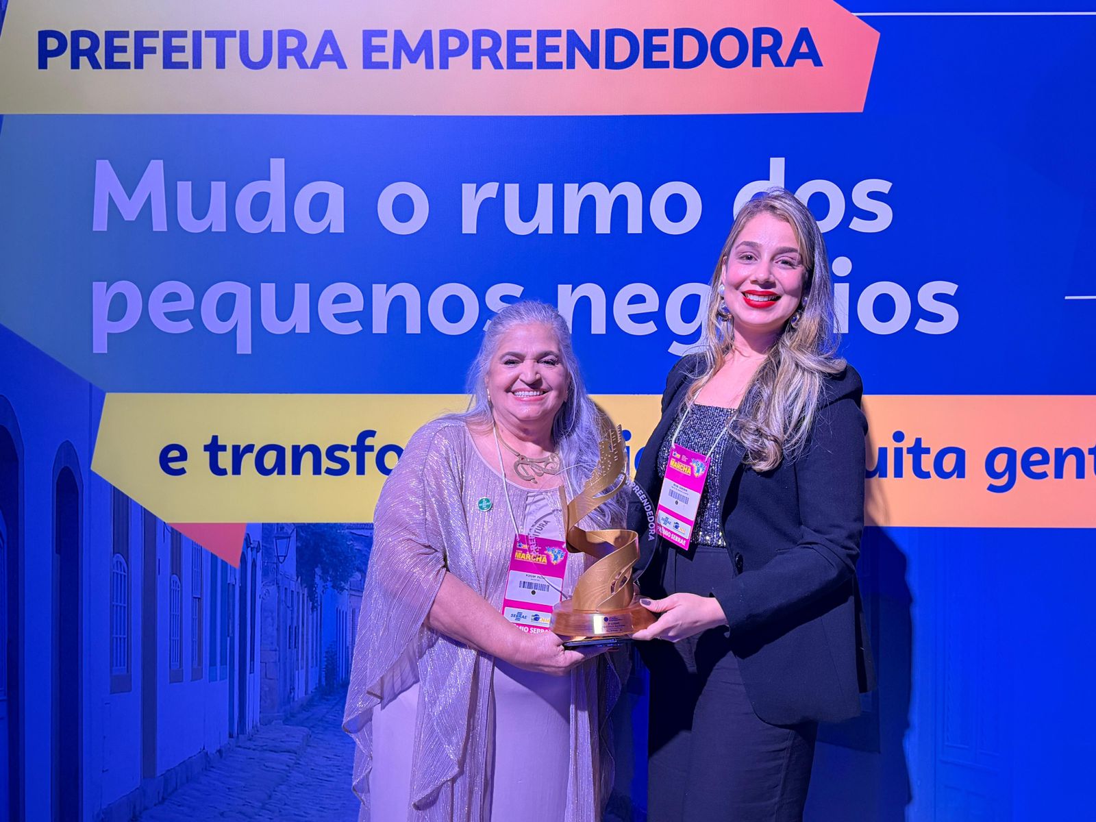 Foto de Bruna Lima, na imagem do lado direito