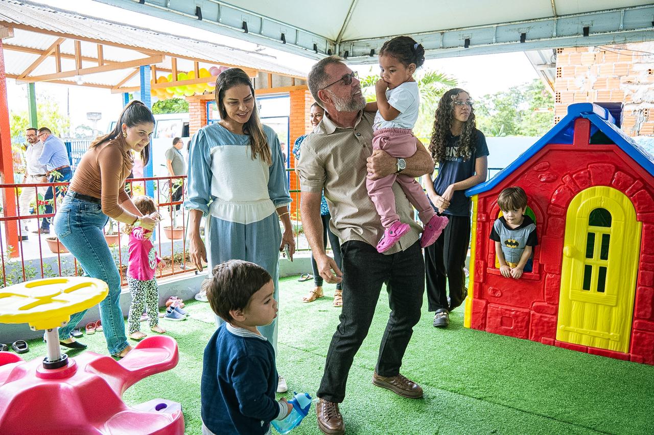 Foto do prefeito brincando com as crianças