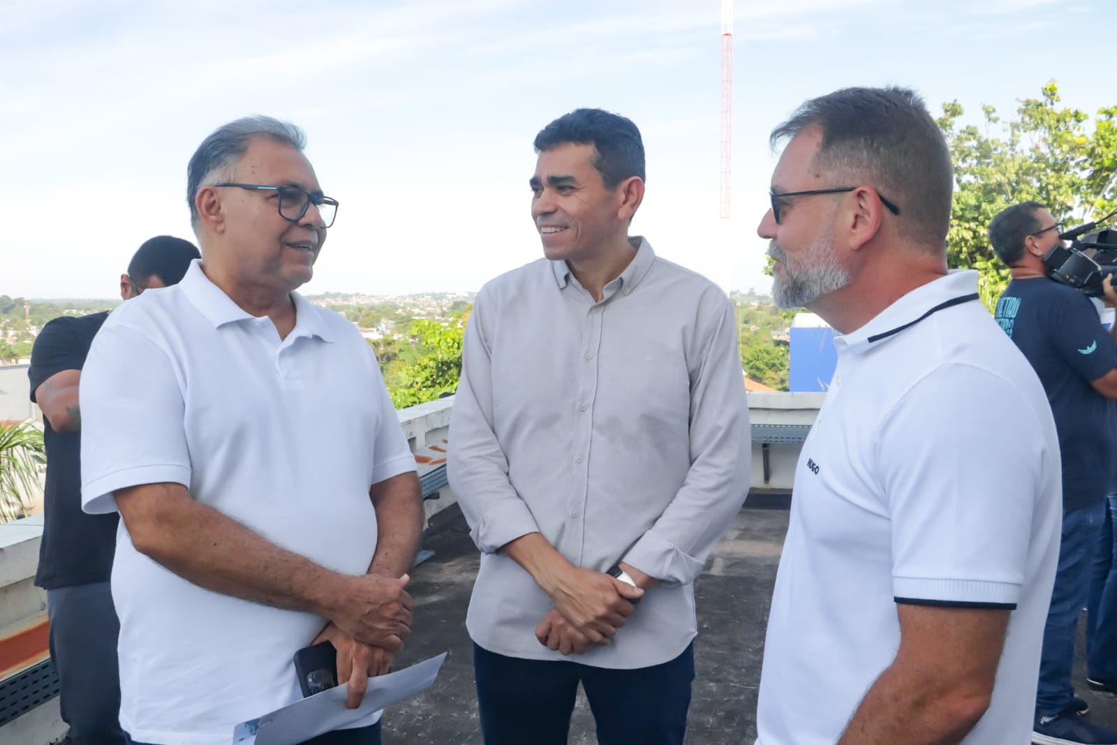 Foto do professor Coelho, com o reitor e o prefeito