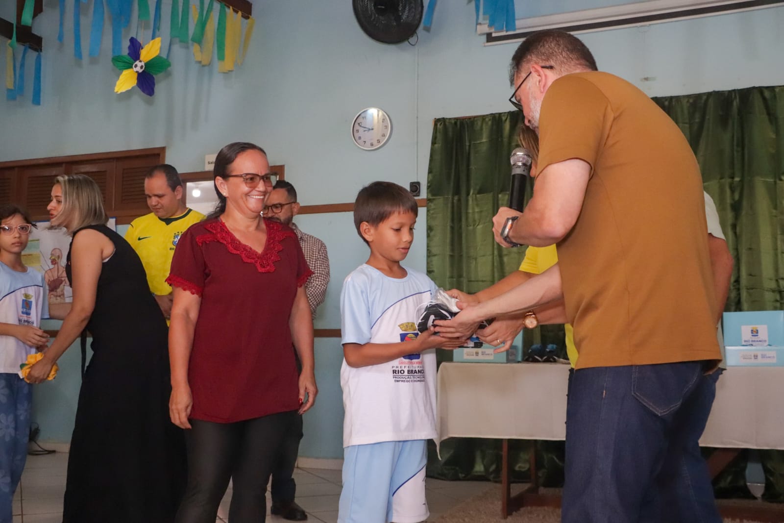 Prefeitura de Rio Branco realiza entrega de kits para os alunos da rede municipal 21 ENTREGA KITS SEMEMA12.06 2