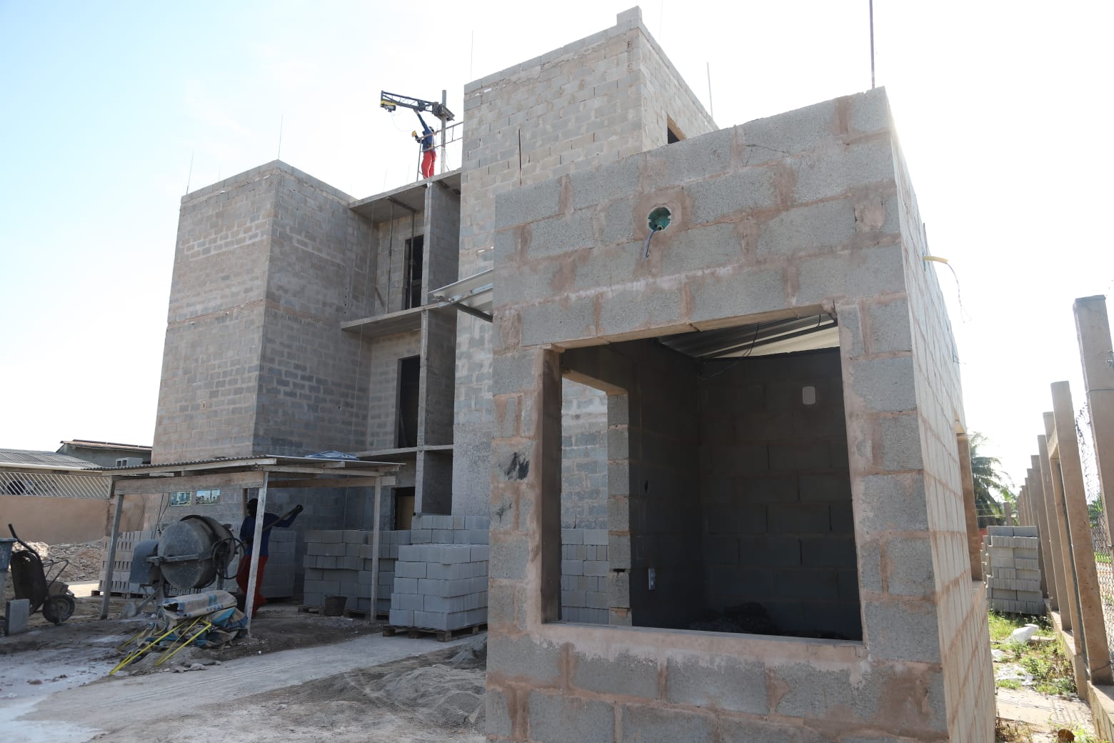 Habitacao popular com obra em fase avancada no bairro Tucuma VAL 12