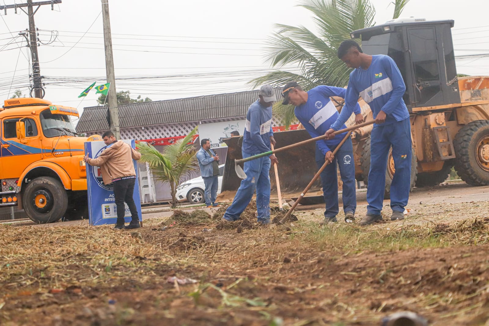 Limpeza no bairro Santa Cruz 5