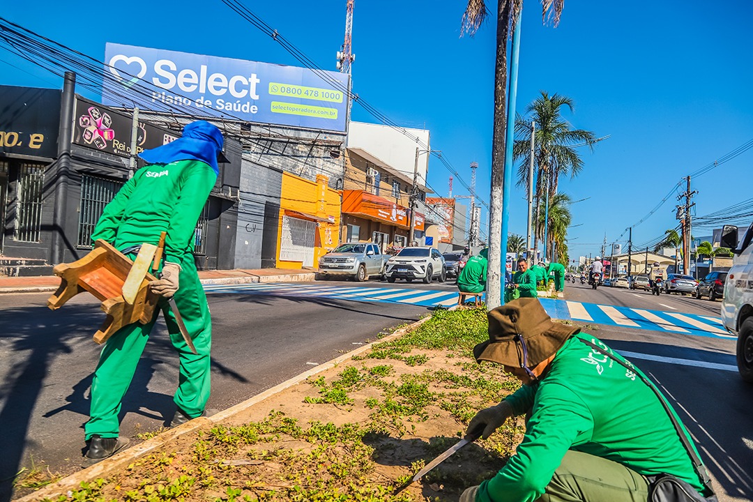 Prefeitura intensifica manutencao de jardins rotatorias e canteiros em Rio Branco 3