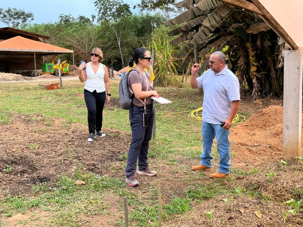Recebemos essa equipe com entusiasmo para aprimorar nossas técnicas de compostagem e incorporar experiências bem-sucedidas de outras regiões no tratamento de resíduos orgânicos”, destacou o diretor da UTRE, Kemmil Lima. (Foto: Lucas Brito/Secom)