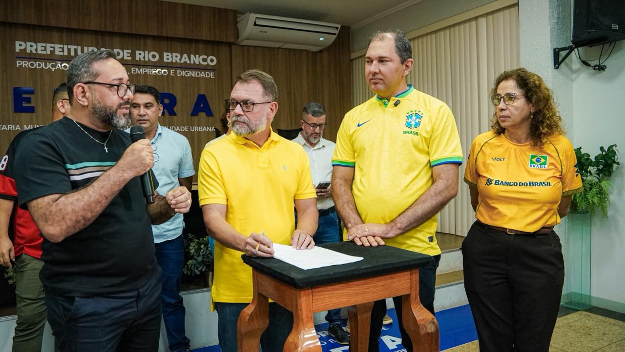 Foto de Alysson e o vereador Joabe Lira
