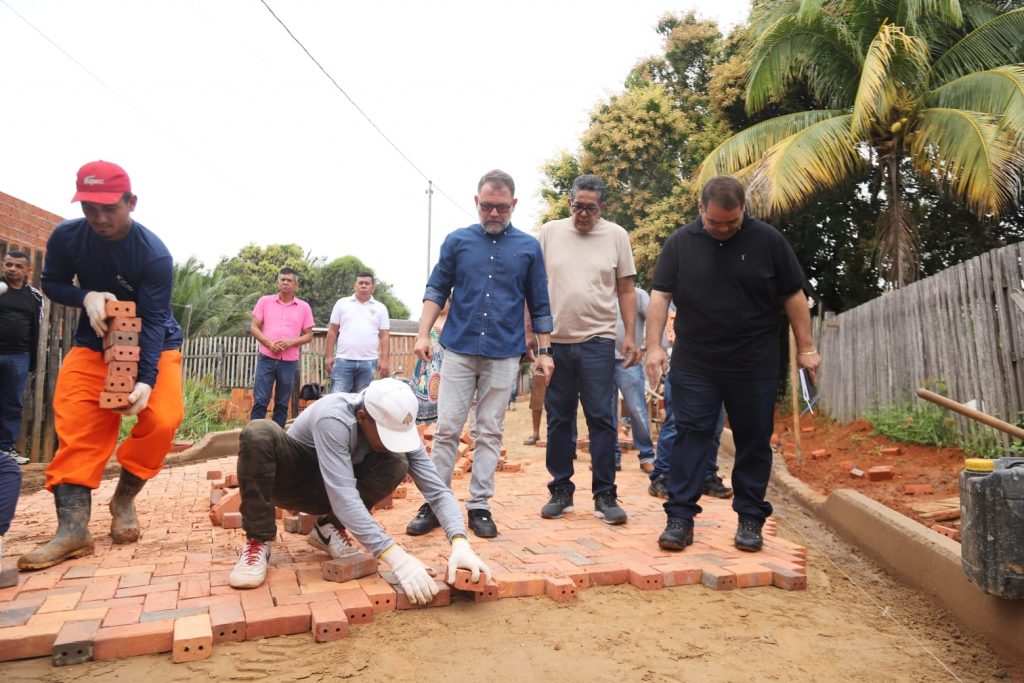 Prefeitura de Rio Branco avança com obras de pavimentação e água encanada no bairro Caladinho 2 Visita ao Caladinho Fotos Val Fernandes 5