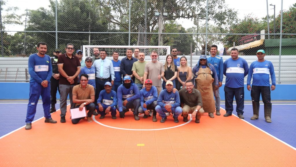 Prefeito de Rio Branco vistoria obra de quadra esportiva com piso modular no bairro Doca Furtado 1 Vistoria obra de quadra Doca Furtado 21 e1782224291765