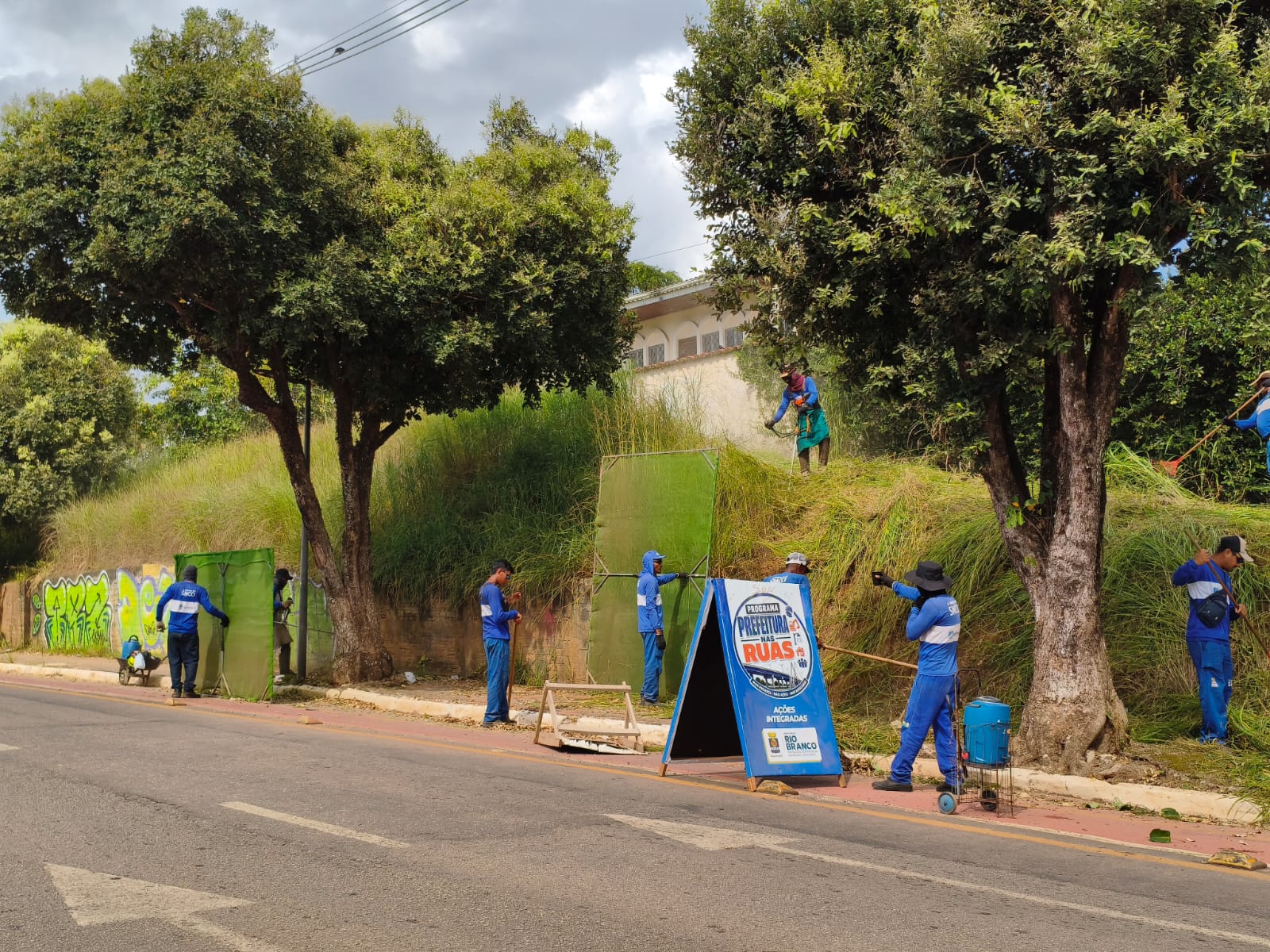 Mutirão de limpeza e retirada de entulhos mobilizou equipes da Prefeitura em diversos bairros e vias da capital durante o fim de semana. (Foto: Secom)