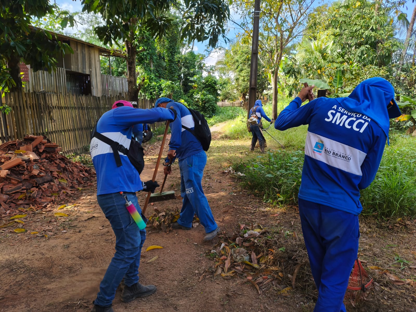 Equipes da Prefeitura realizaram serviços de limpeza, roçagem e varrição, contribuindo para ruas mais organizadas e seguras para a população. (Foto: Secom)