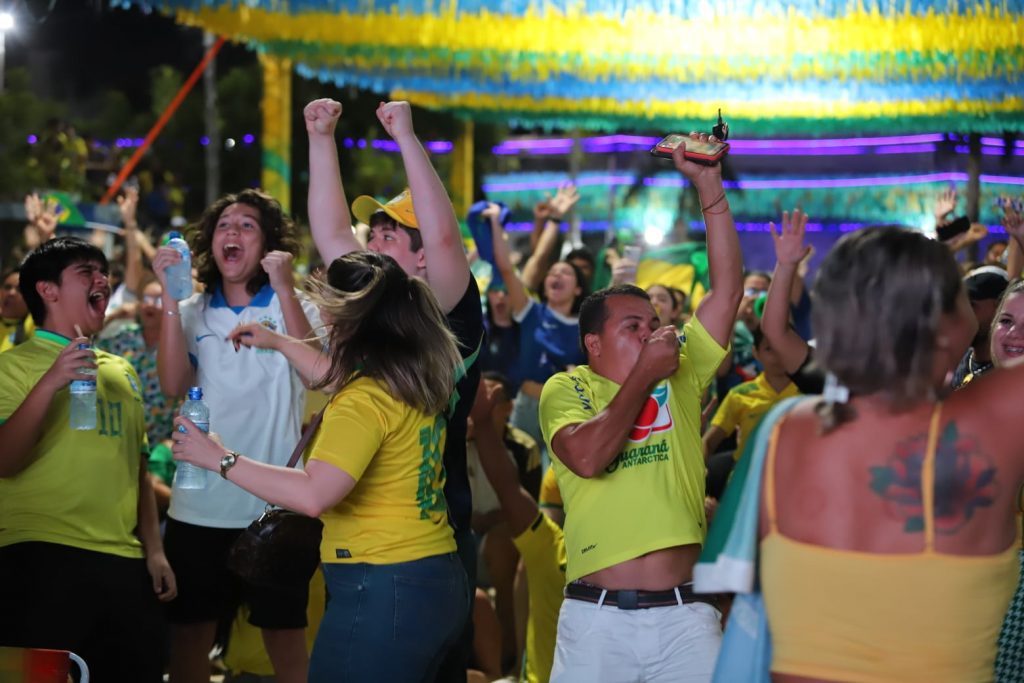Transmissão pública na Praça da revolução reúne famílias, movimenta comércio e anima torcedores em Rio Branco 4 foto 1