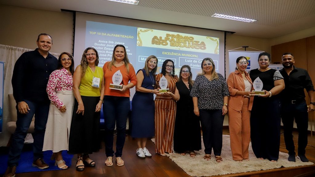 Prefeitura reconhece escolas com melhores resultados no Prêmio Alfabetiza Rio Branco 4 Alfabetiza Rio Branco 3 e1785356909989