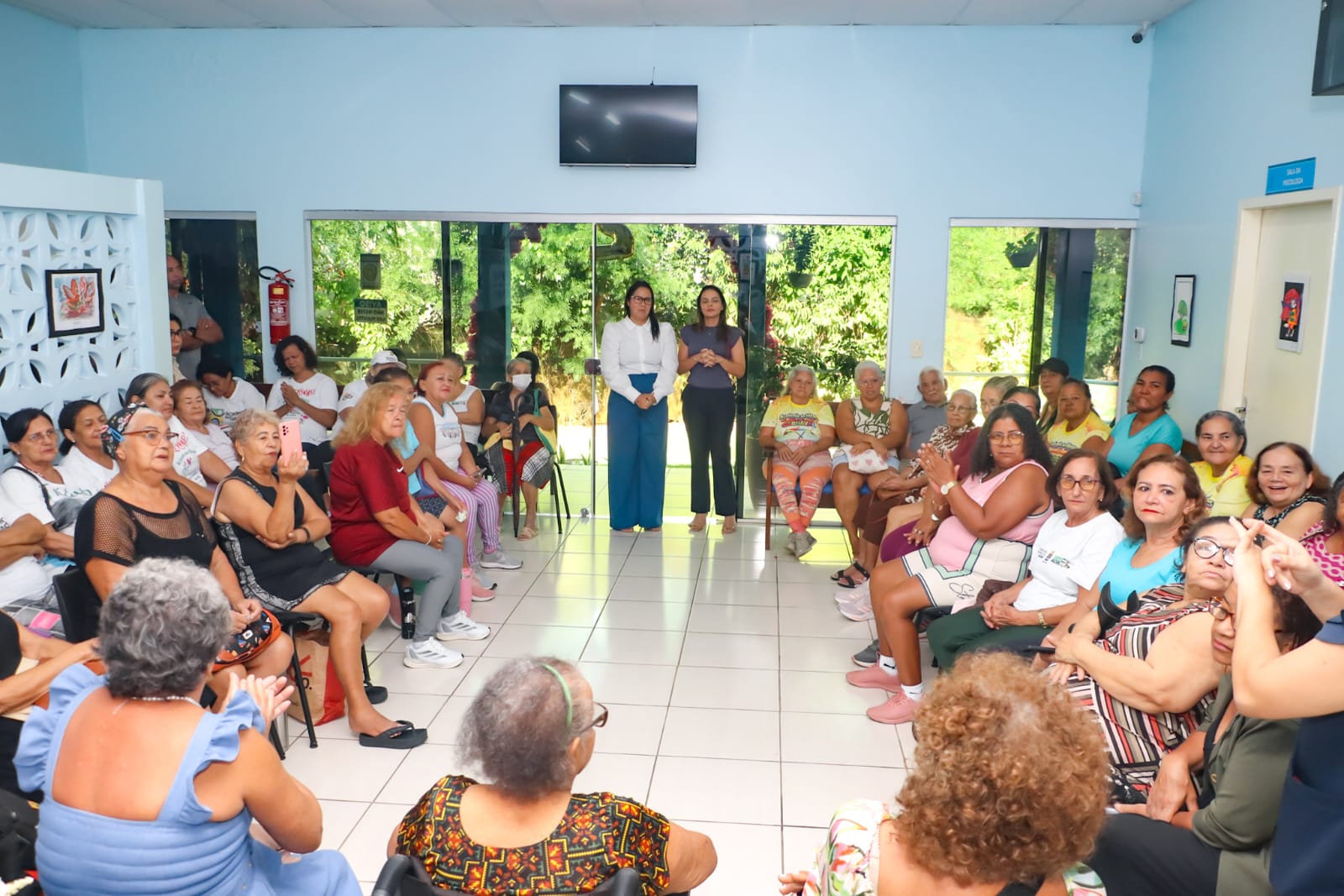 Dois anos de atendimento a pessoa idosa com exposicao de pinturas 8