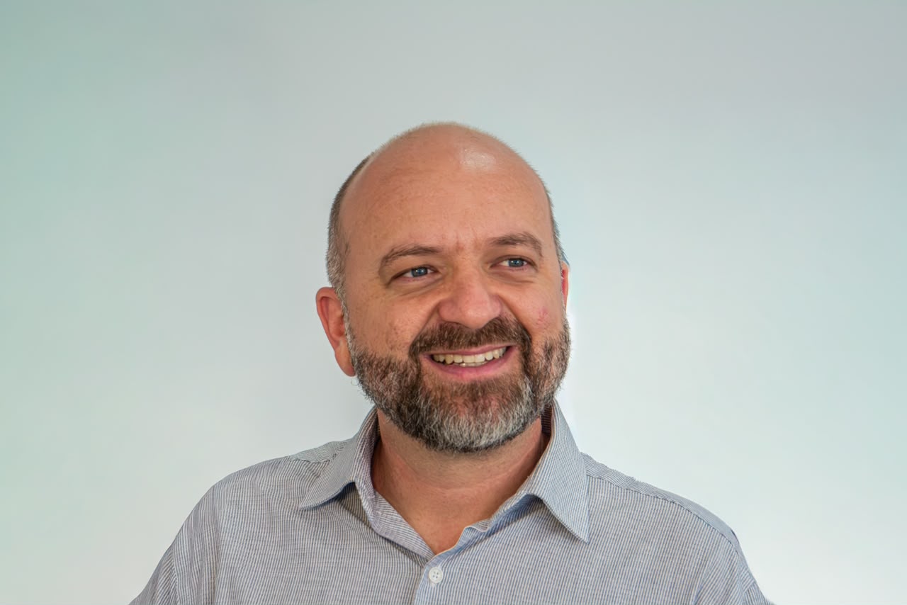 “Estamos ampliando a capacidade de atendimento das nossas Salas de Regulação porque entendemos que a população precisa de um serviço cada vez mais ágil, humanizado e próximo de casa.”, afirmou Rennan (Foto: Átilas Moura/Secom)
