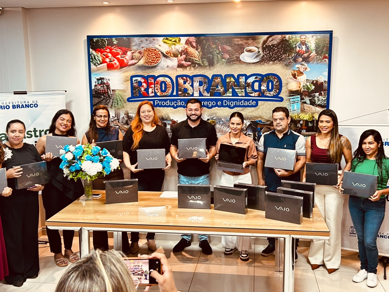 Entrega contou com a presença da primeira-dama Roberta Lins e do secretário municipal de Assistência Social e Direitos Humanos, Ivan Ferreira. (Foto: Secom)