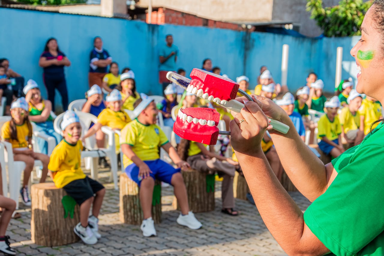 A ação reuniu mais de 50 crianças e familiares em uma programação lúdica, com atividades educativas, personagens temáticos, apresentações e escovação supervisionada. (Foto: Átilas Moura/Semsa)