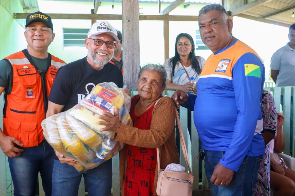 Prefeitura de Rio Branco entrega mais de 300 cestas básicas na comunidade Limoeiro e fortalece assistência às famílias da zona rural 5 WhatsApp Image 2026 07 04 at 20.18.29 3