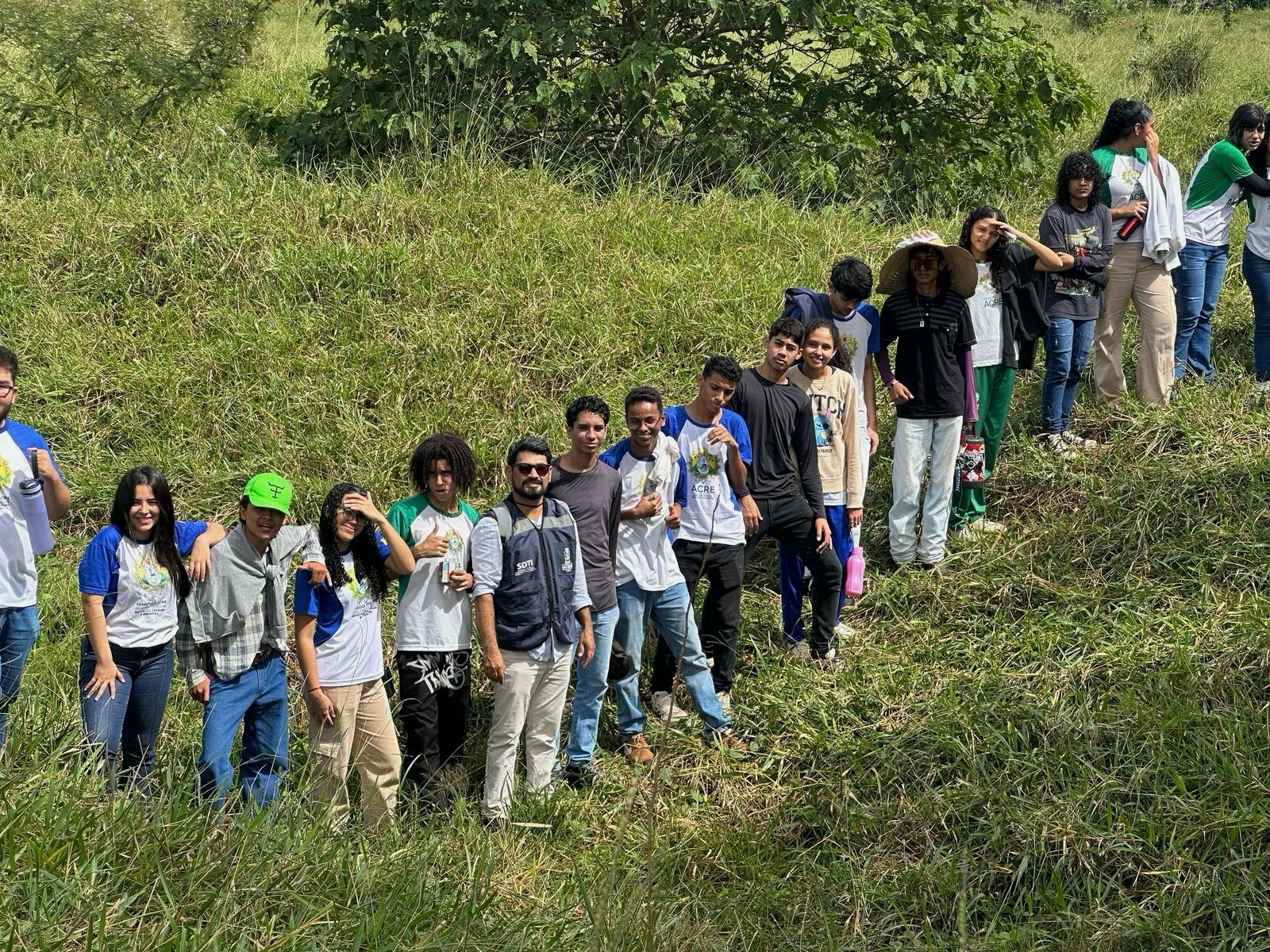 Durante a visita guiada por Gleison Xavier, os estudantes conheceram a origem dos geoglifos, suas possíveis funções e a importância da preservação desse patrimônio arqueológico para a história da Amazônia. (Foto: Secom)