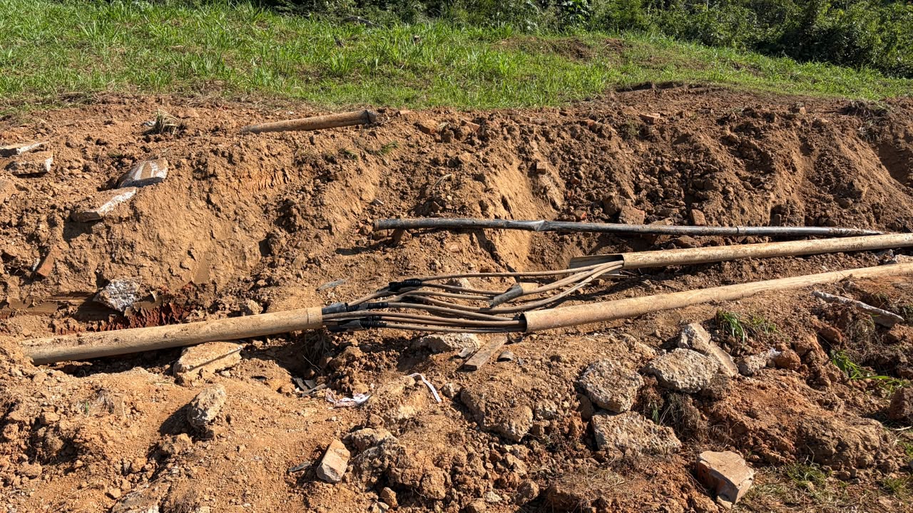 A substituição da rede elétrica subterrânea por uma rede aérea aumenta a segurança operacional do sistema de captação da ETA II e reduz o risco de novas interrupções provocadas pela movimentação do solo. (Foto: Secom)