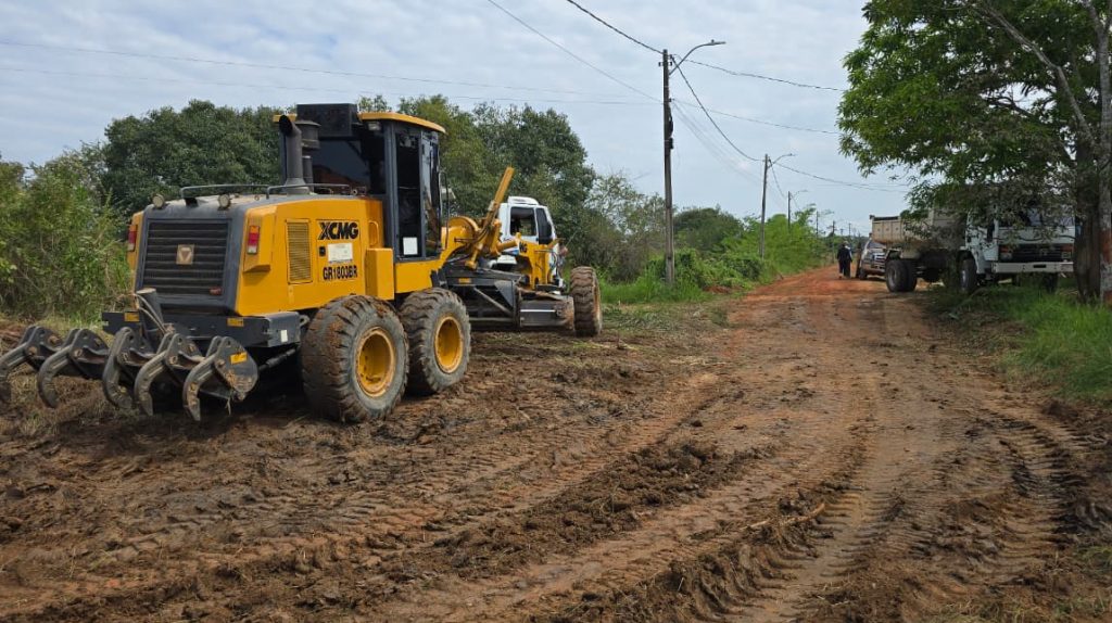 Prefeitura de Rio Branco intensifica manutenção na Comunidade Pantanal e melhora acesso aos ramais 1 manutencao na Comunidade Pantanal 2 e1784375860416