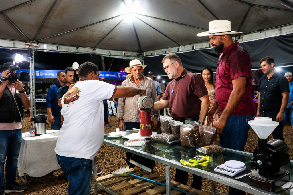 Prefeito da capital visita estande da Secretaria de Agropecuária e reforça apoio da Prefeitura de Rio Branco a agricultura familiar durante Expoacre 3 60dd9a77 a35e 4e7b b6e2 1b495f071a64