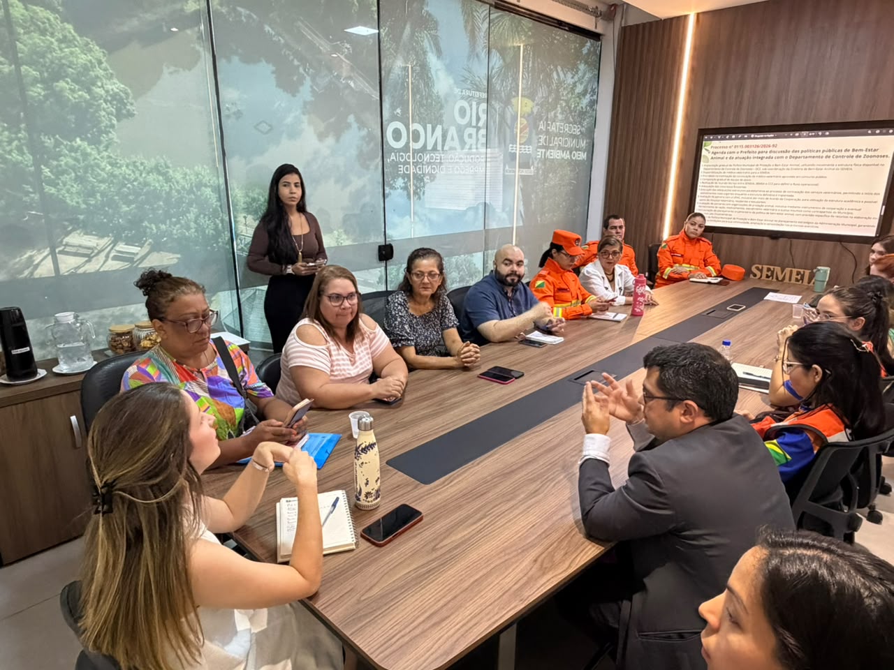 Reunião fortaleceu o diálogo entre as instituições e definiu novos encaminhamentos para atender às demandas da causa animal em Rio Branco. (Foto: Lucas Brito/Secom)