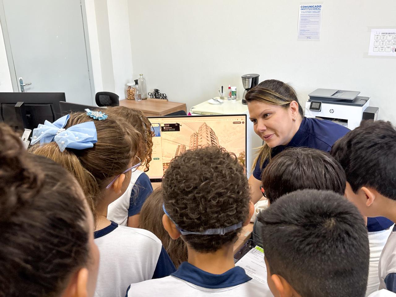 Durante a visita guiada, os alunos conheceram de perto os serviços realizados pela Seinfra nas áreas de infraestrutura, saneamento e mobilidade urbana. (Foto: Thaynar Moura/Secom)