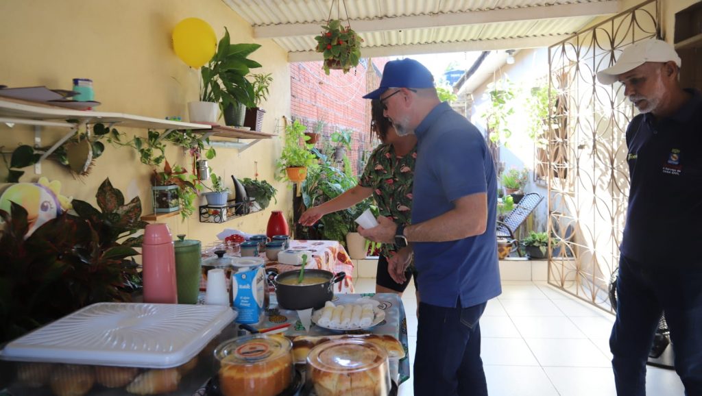 Prefeito de Rio Branco toma café da manhã com moradores do Jardim Primavera e reforça compromisso com o programa Prefeitura nas Ruas 2 Cafeno Jardim Primavera VF 10 e1785770551862