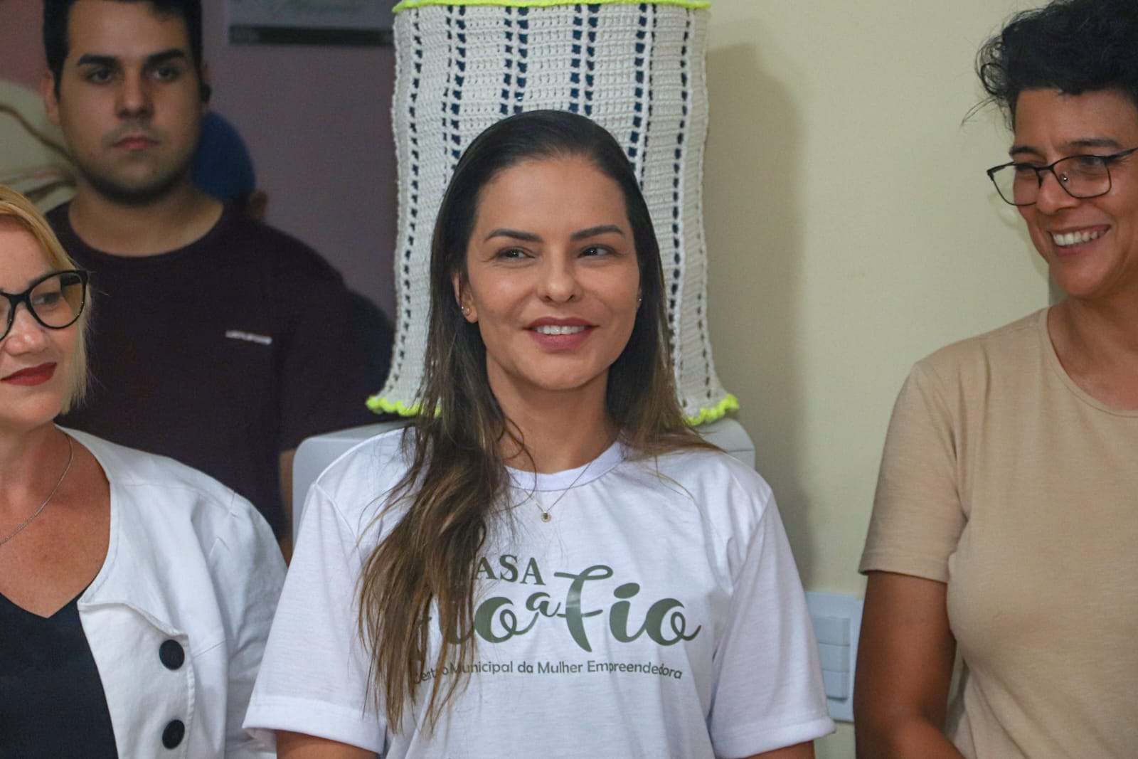 “Hoje celebramos conquistas e novas possibilidades para 72 mulheres. A qualificação oferece autonomia, geração de renda e oportunidades. Nosso compromisso é continuar fortalecendo políticas públicas que garantam mais dignidade e independência às mulheres de Rio Branco”, destacou a primeira-dama. (Foto: Marcos Araújo/Secom)