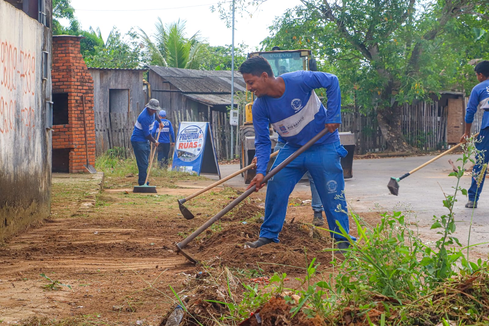 Limpeza e retirada de entulhos na regiao do Laelia Alcantara 18
