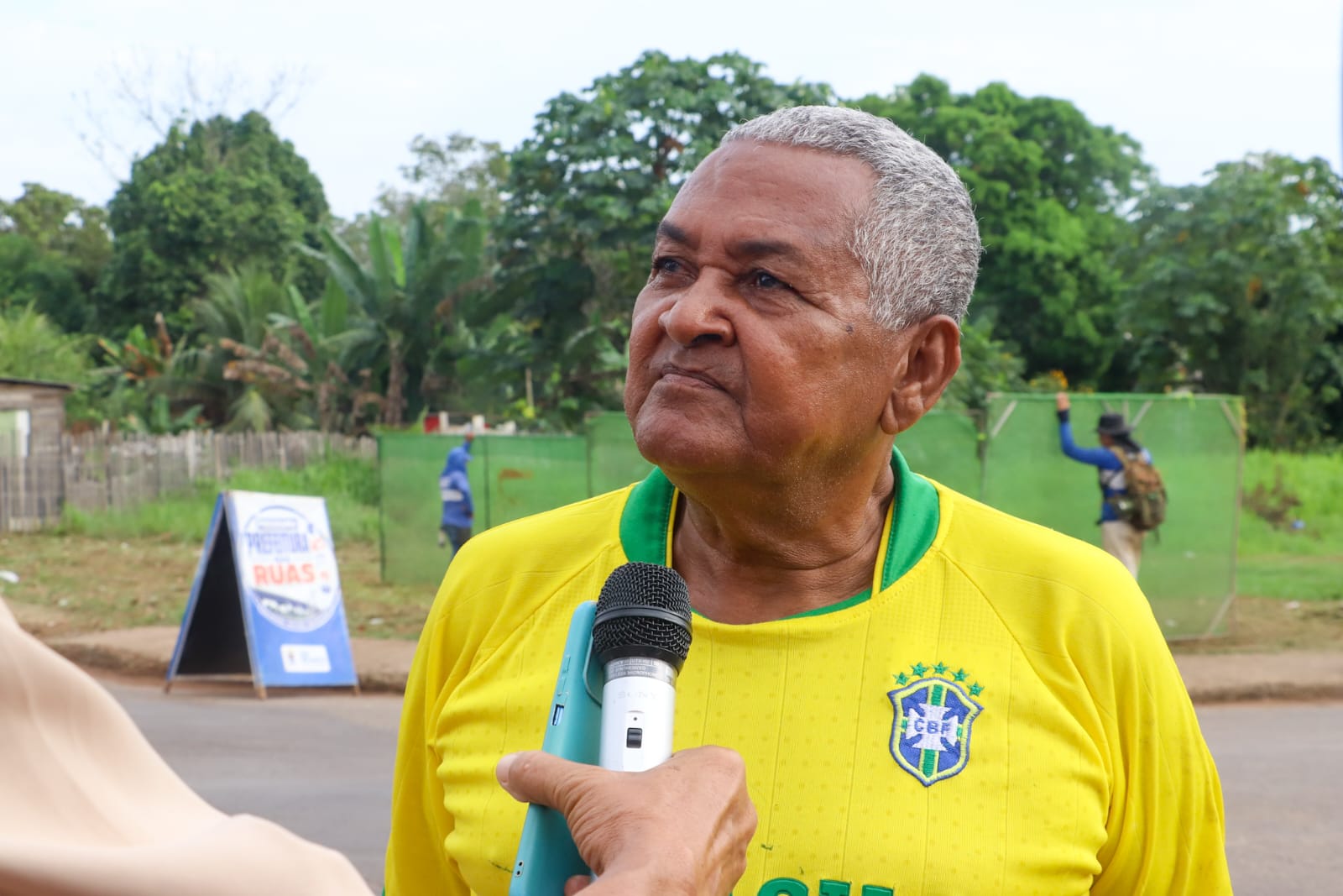 Limpeza e retirada de entulhos na regiao do Laelia Alcantara 4