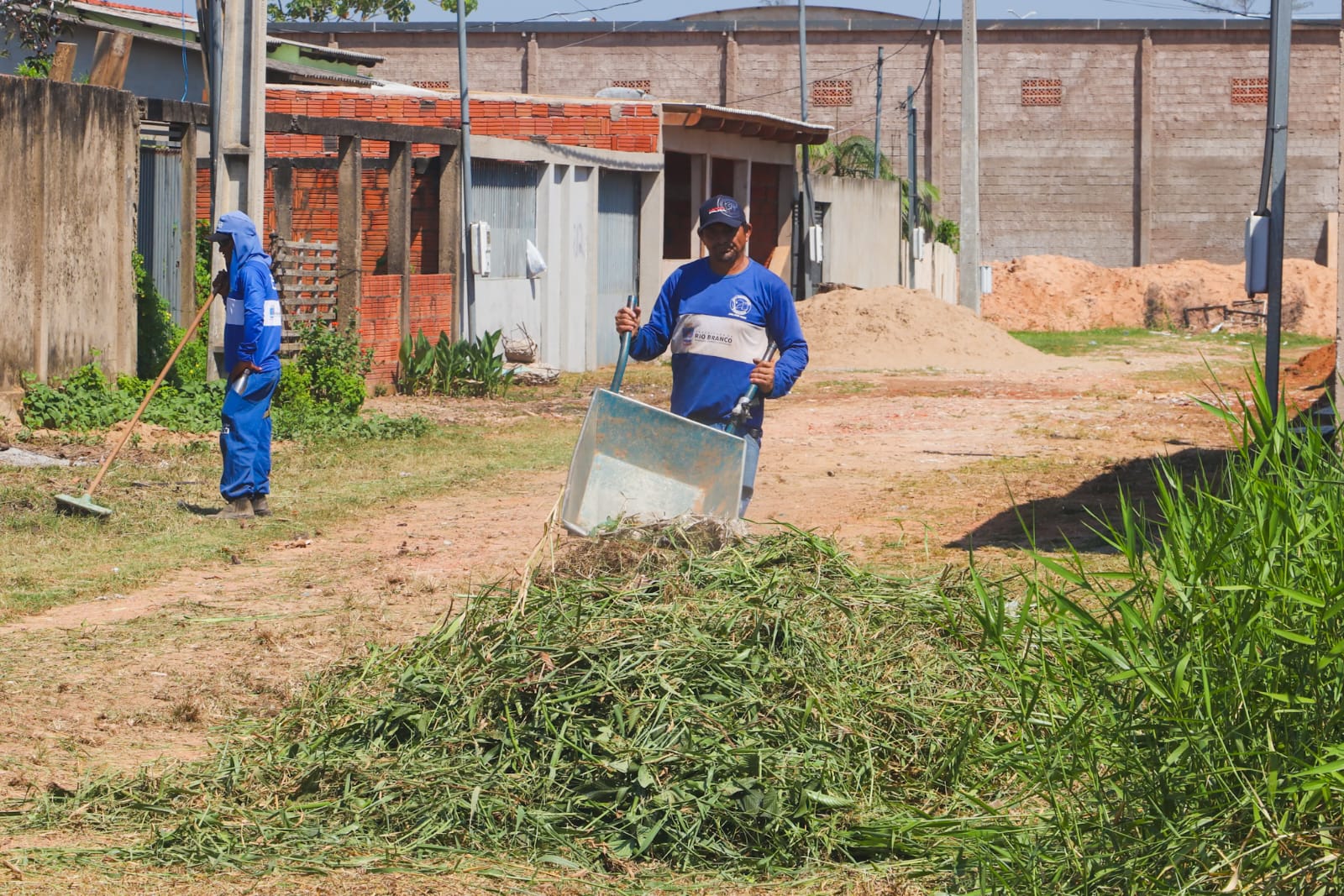 Limpeza no bairro Canaa 8
