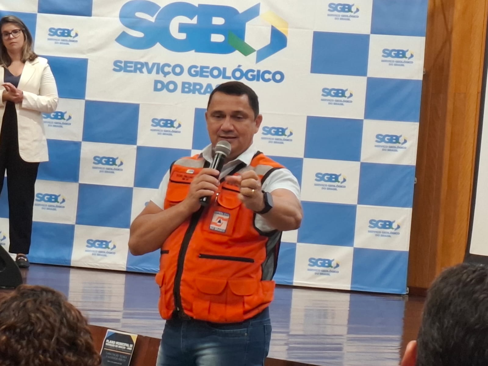 “Com esse plano, a Defesa Civil passa a atuar com mais eficiência na prevenção, preparação e mitigação dos desastres, com um mapeamento completo das áreas de risco do município”, afirmou Falcão. (Foto: Kátia Farias/Secom)