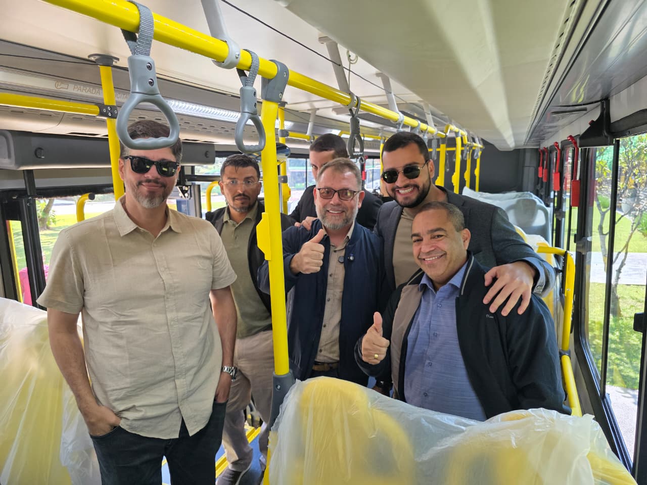 Prefeito acompanha producao de novos onibus e visita empresa 10