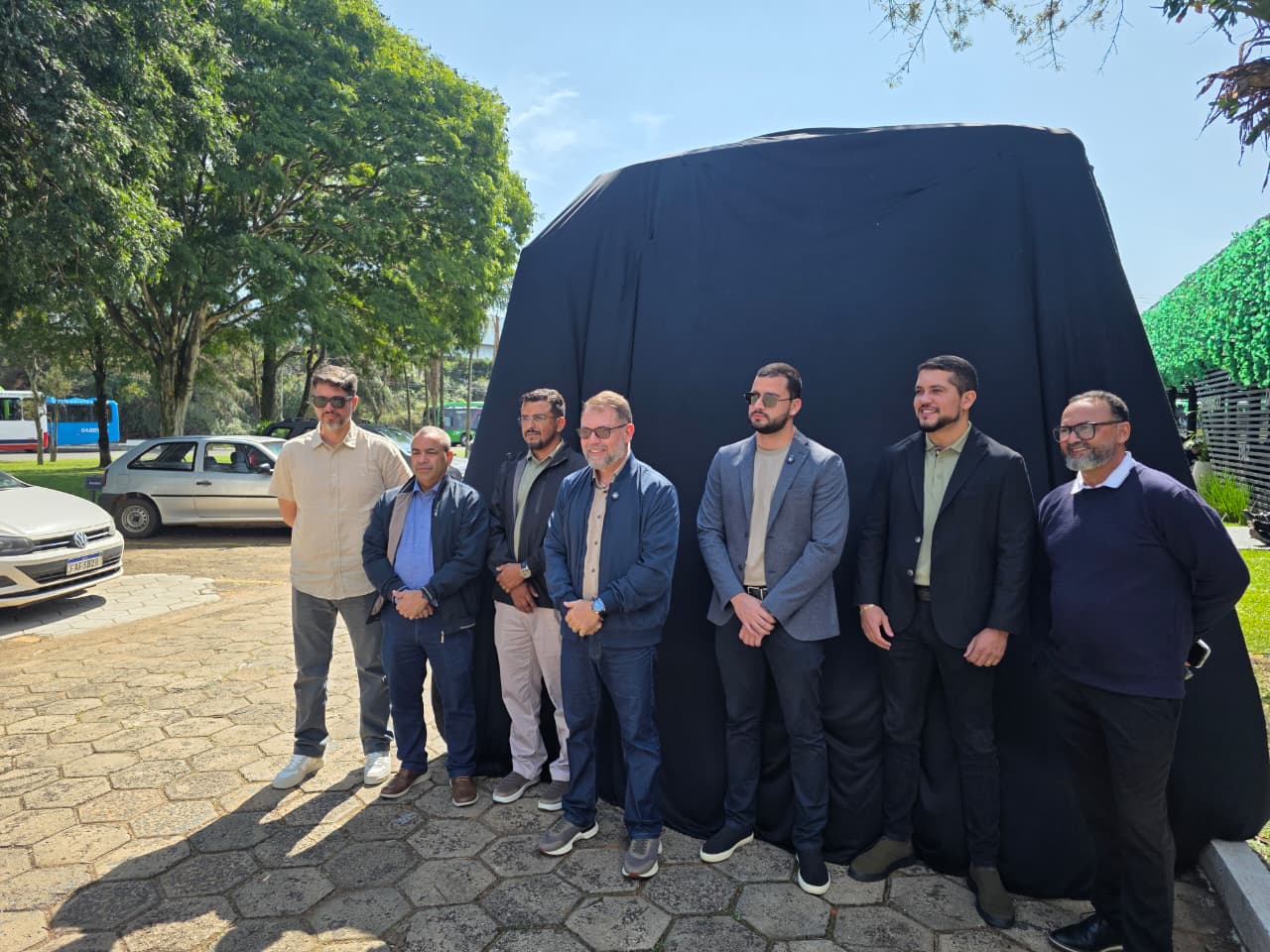 Prefeito acompanha producao de novos onibus e visita empresa 12