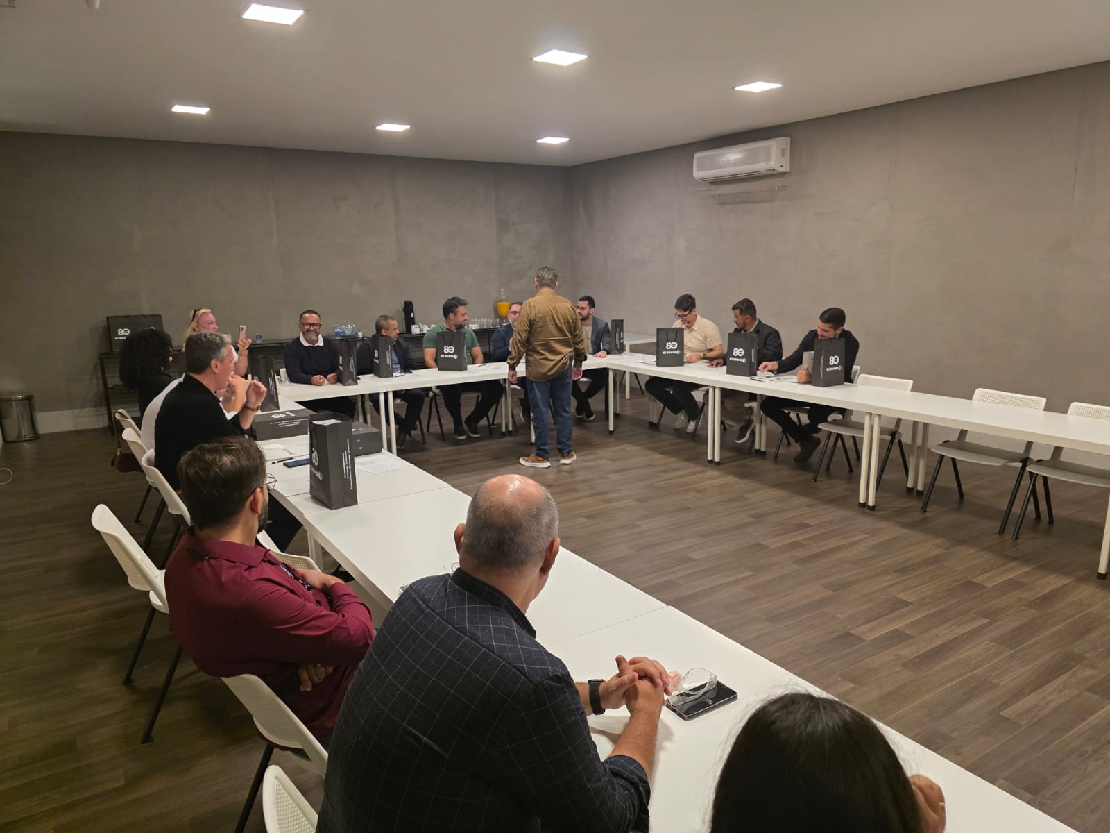 Prefeito acompanha producao de novos onibus e visita empresa 3