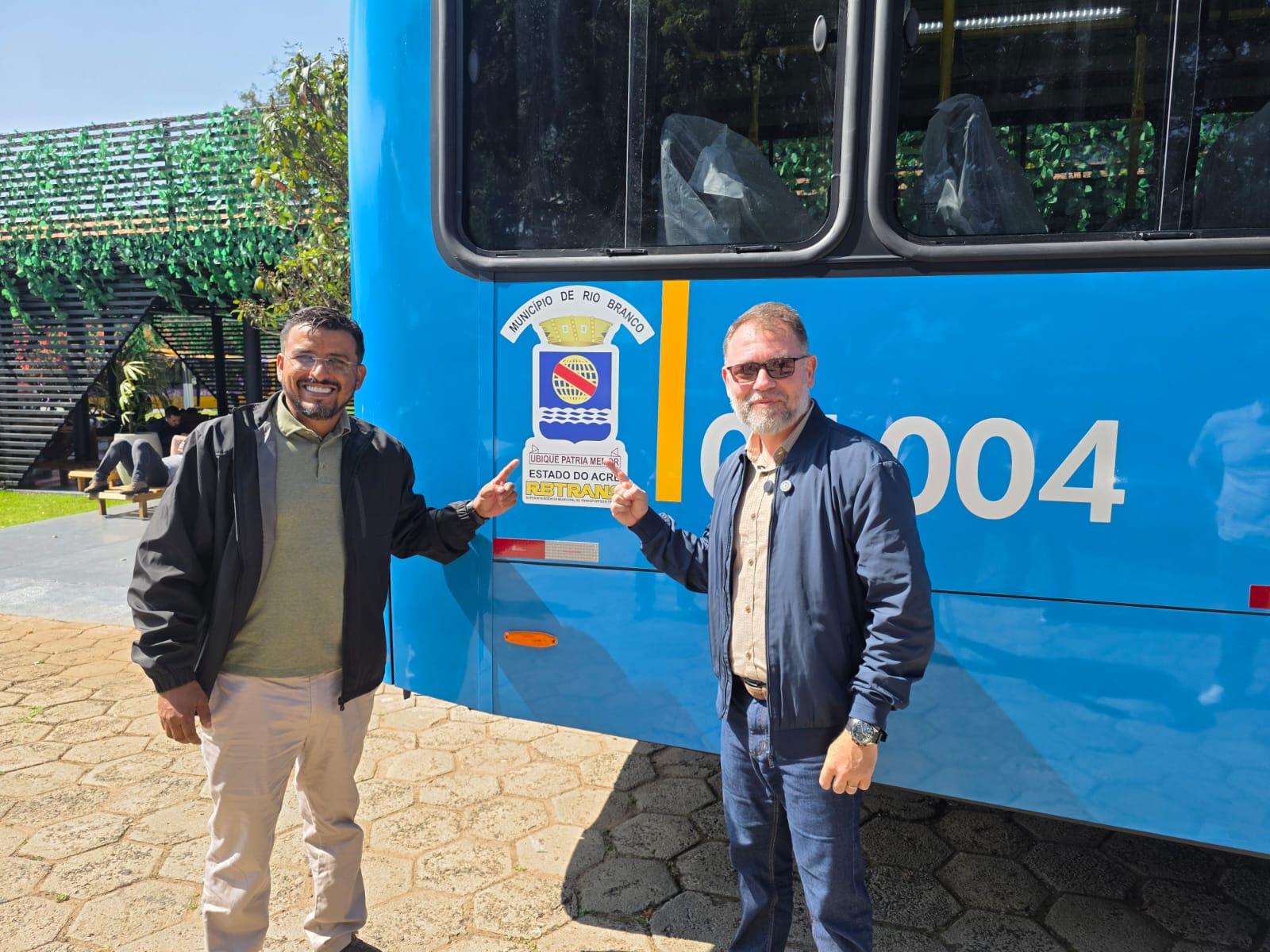 Prefeito acompanha producao de novos onibus e visita empresa 8