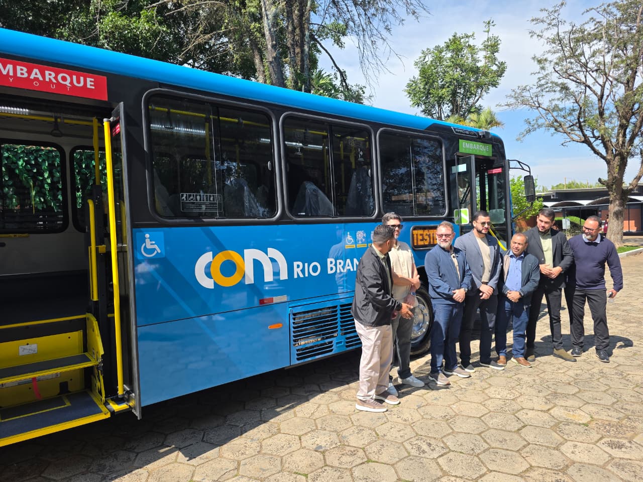 Prefeito acompanha producao de novos onibus e visita empresa 9