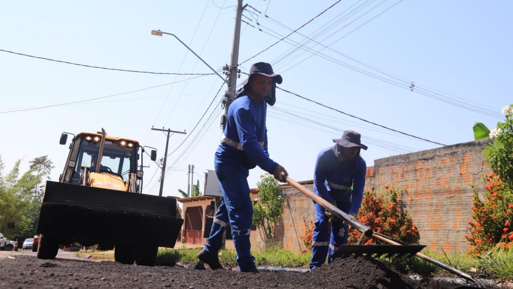 Prefeitura avança com pavimentação e melhorias na Estrada Irineu Serra 3 VISITA IRINEU SERRAVF 22.08 13 e1787433403151